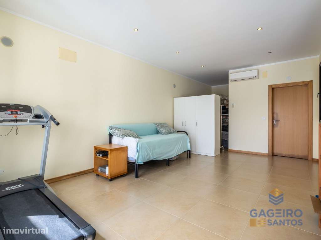 Moradia com piscina e terreno em São Martinho do Porto-43