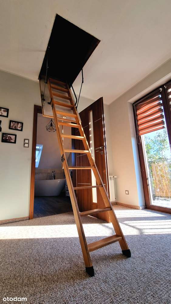 Przestronny_dom_6_pokojów_zadbany_ogród_fotowoltaika_kameralna_okolica-9