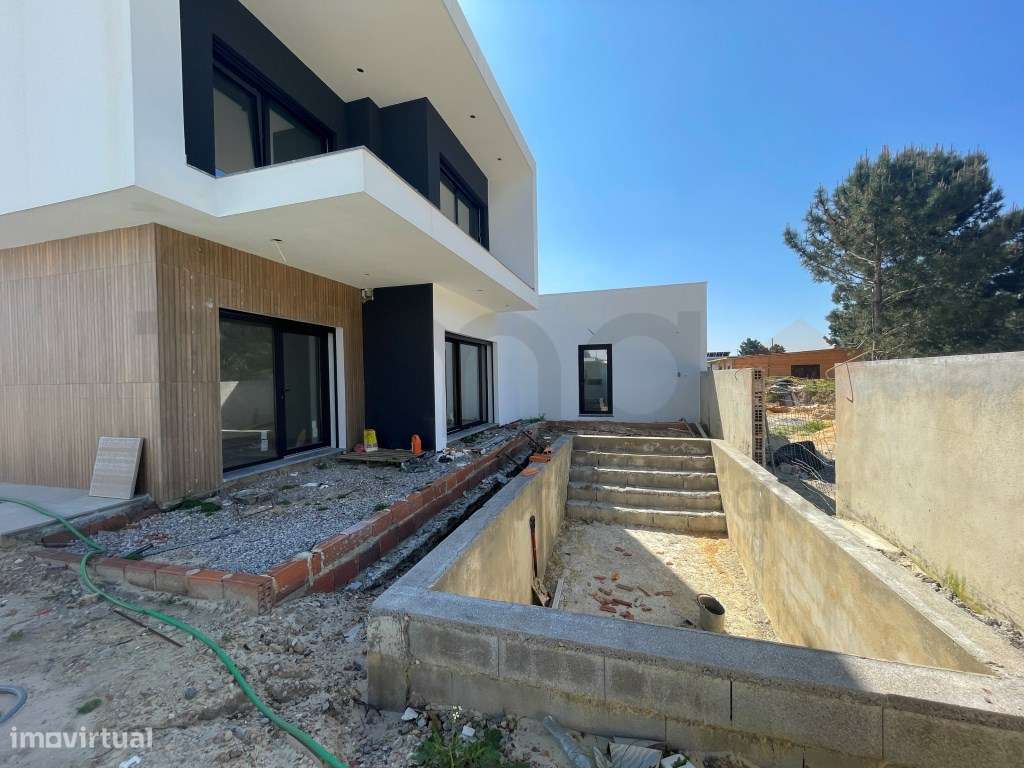 Moradia T3 com jardim e piscina em zona residencial tranquila-5