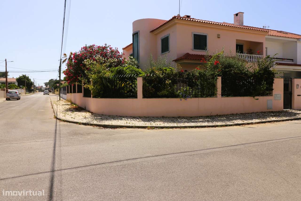 Moradia T4 com Piscina, Cave Ampla-7