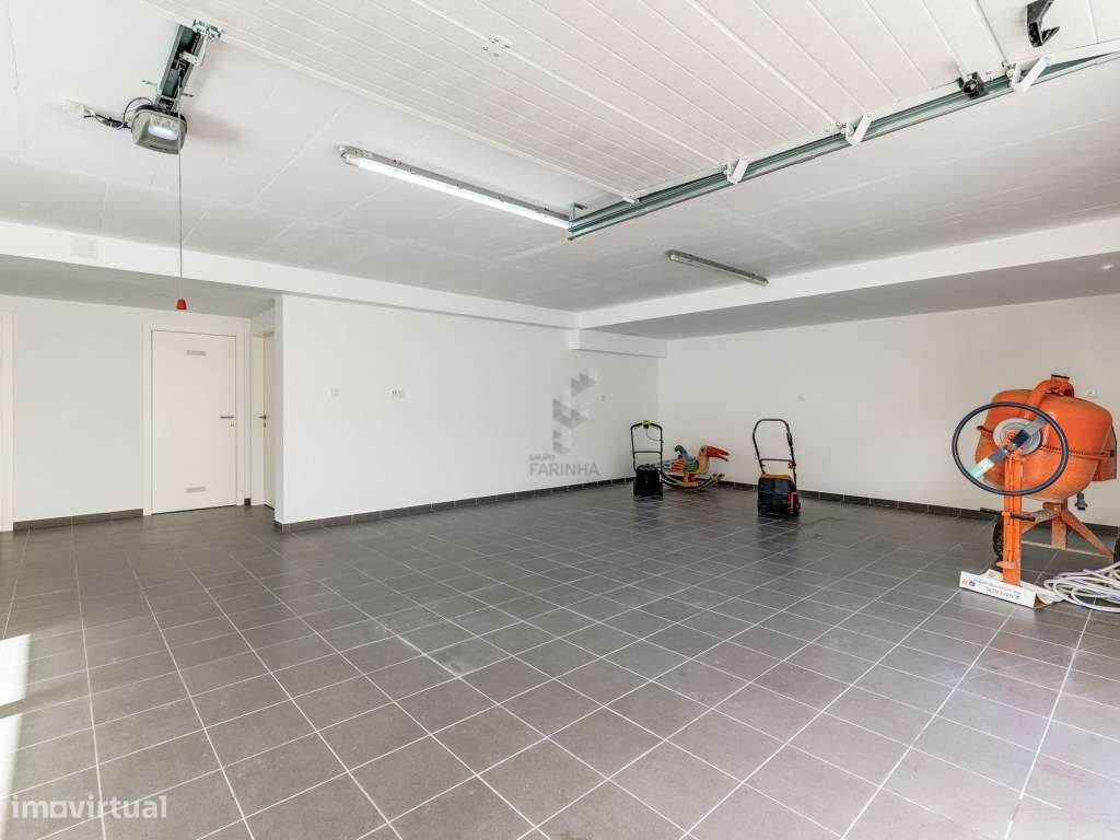 MORADIA T4 NOVA
Famões, moradia independente V4+1 nova com Jardim,...-39