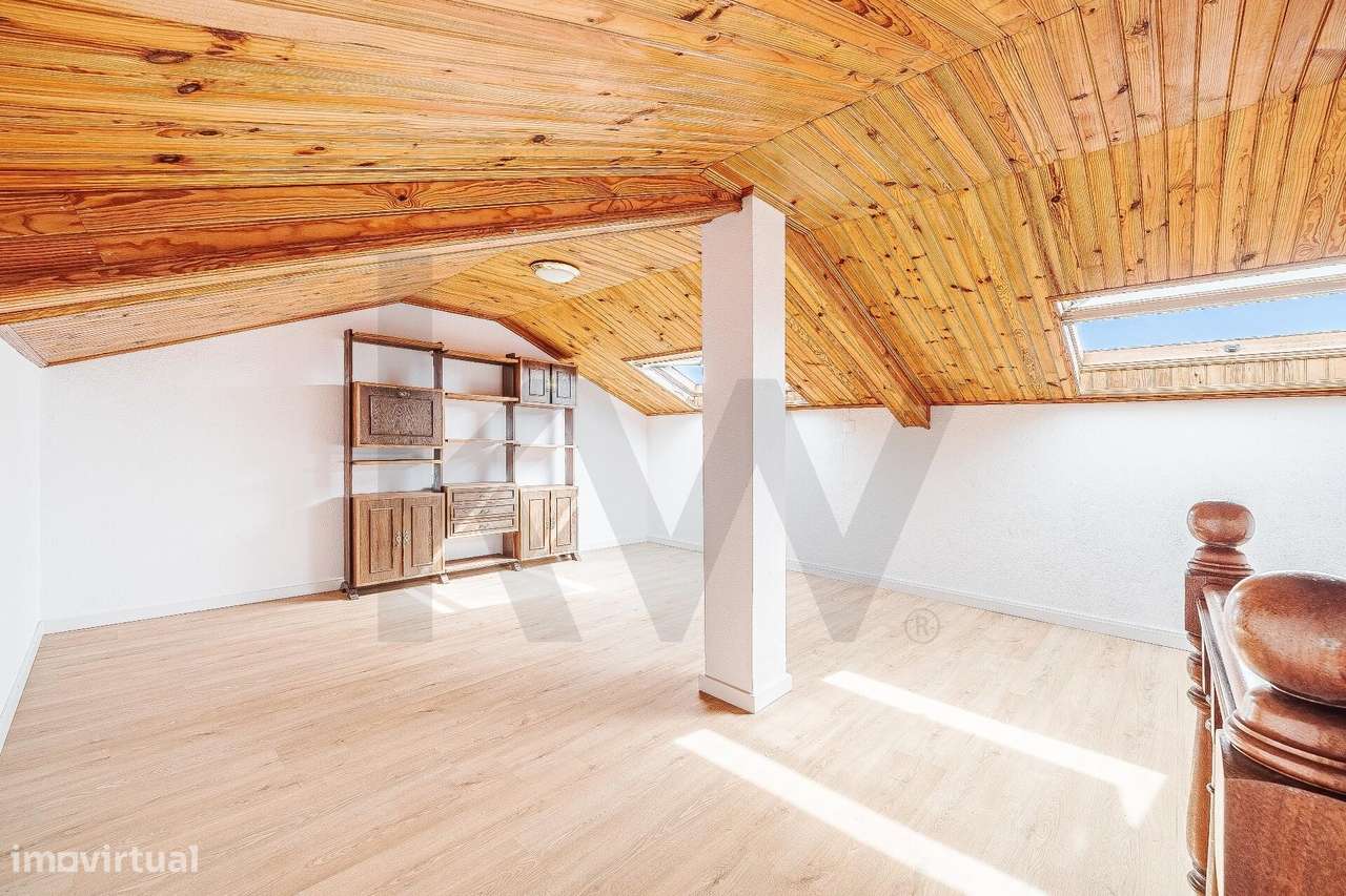 Moradia T3 em banda no Alto do Lagoal — luz natural, espaço e funciona-26