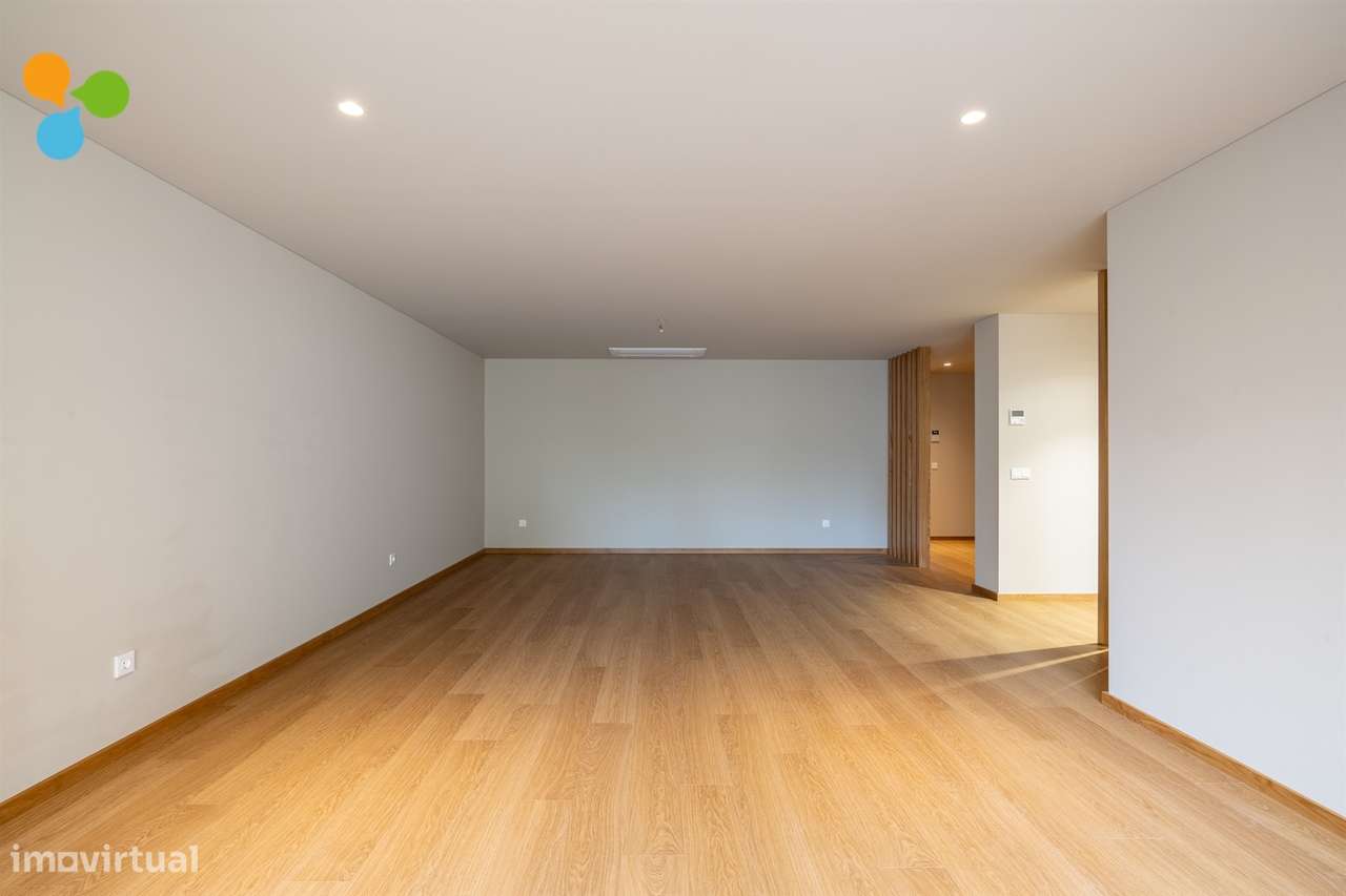 Apartamento T2 novo c/ terraço e 2 lugares de garagem-6