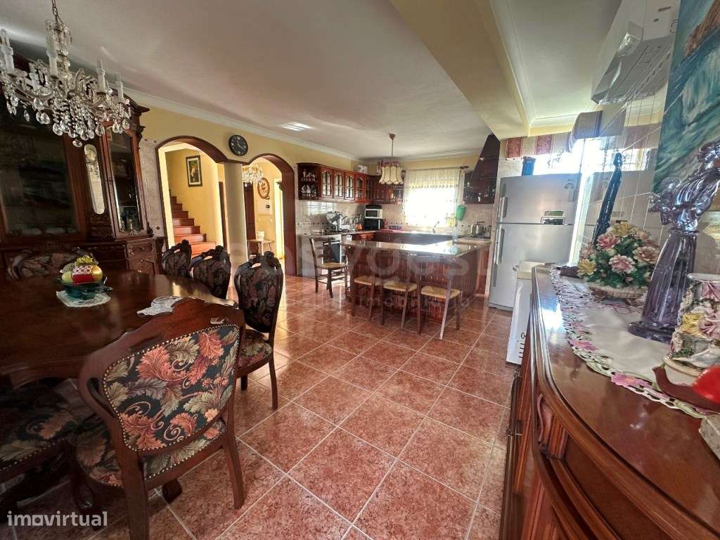 Moradia T4 com jardim e anexos na Nazaré - Grande imagem: 5/27