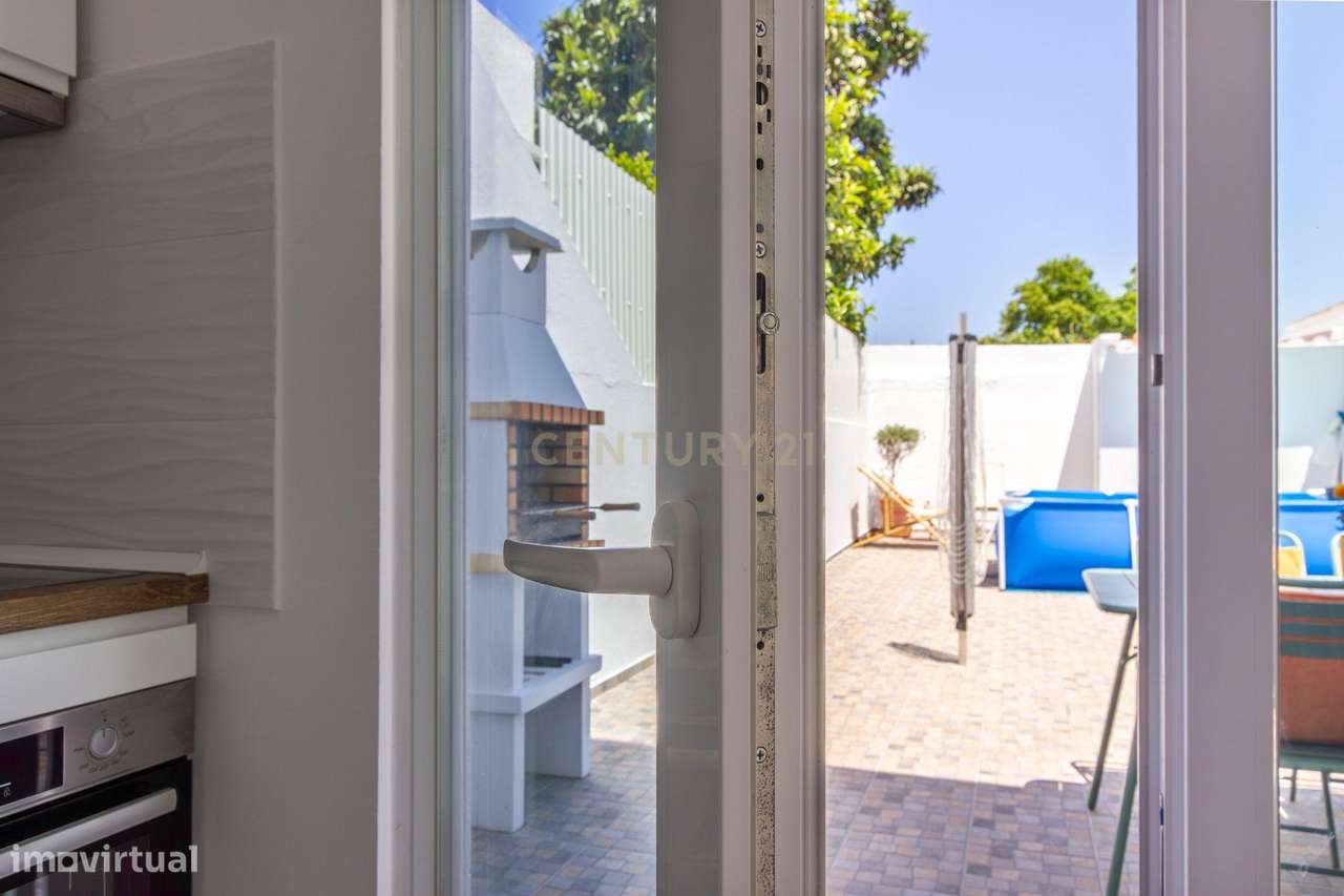 Moradia T2 Renovada com logradouro em Montijo-21