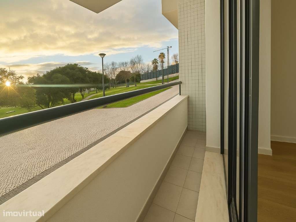 Apartamento T2 Moderno com Varanda e Excelente Luminosidade no Montijo-8