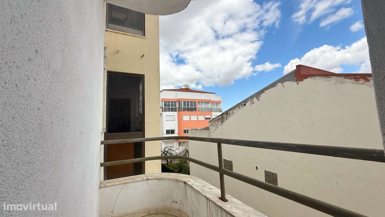 T2 com varanda e excelente área na Quinta do Conde-14