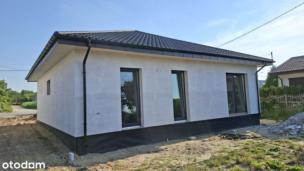 Nowy dom wolnostojący z garażem w lesie