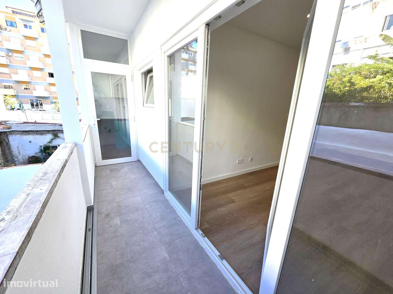 Apartamento T2 Totalmente Remodelado em Almada, Cova da Piedade-20