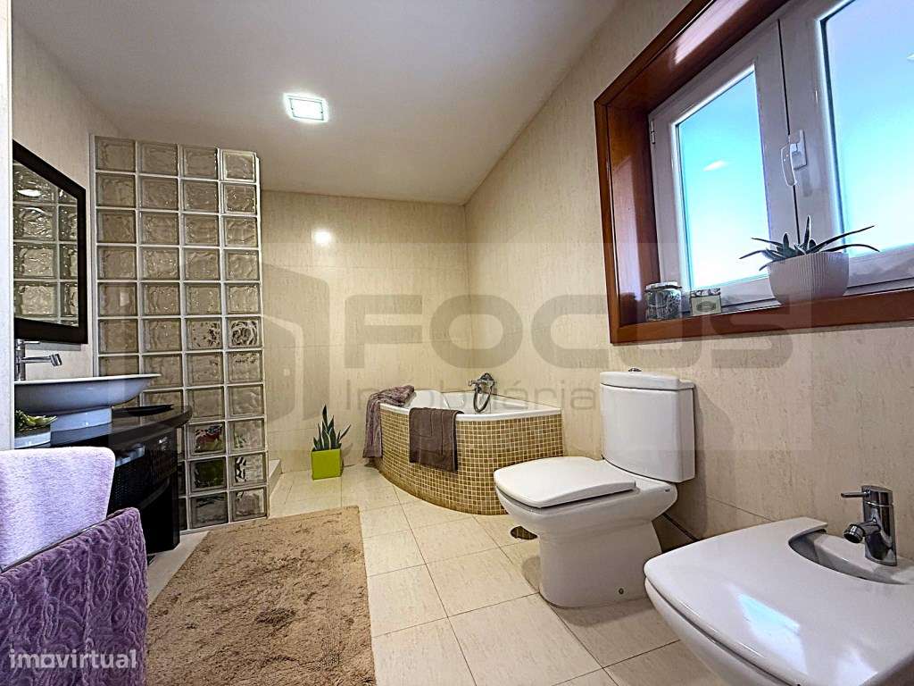 Espaçosa moradia T4 para venda em Esgueira-33