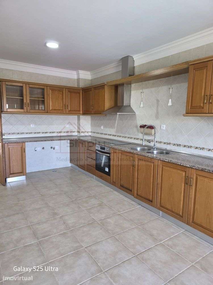Moradia T4 com piscina e 900 m² de terreno na Quinta da Serralheira,-24