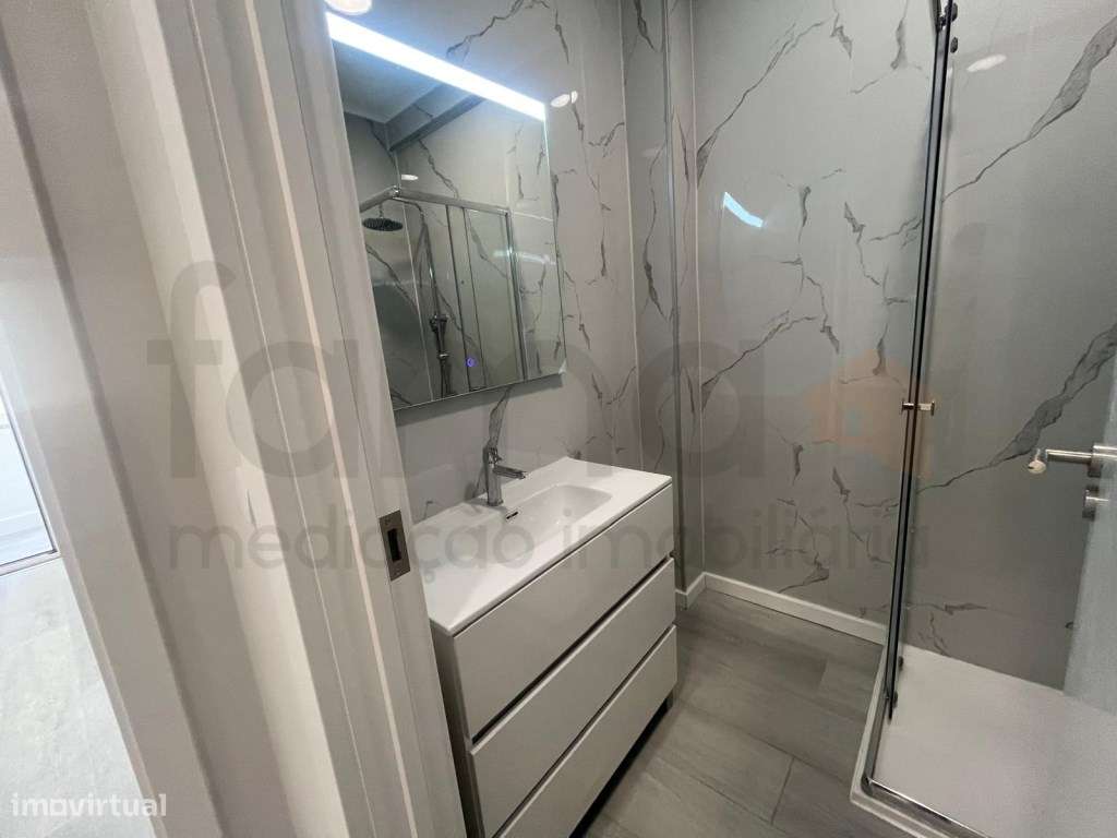 Apartamento T1 Remodelado com Varanda e Elevador-15