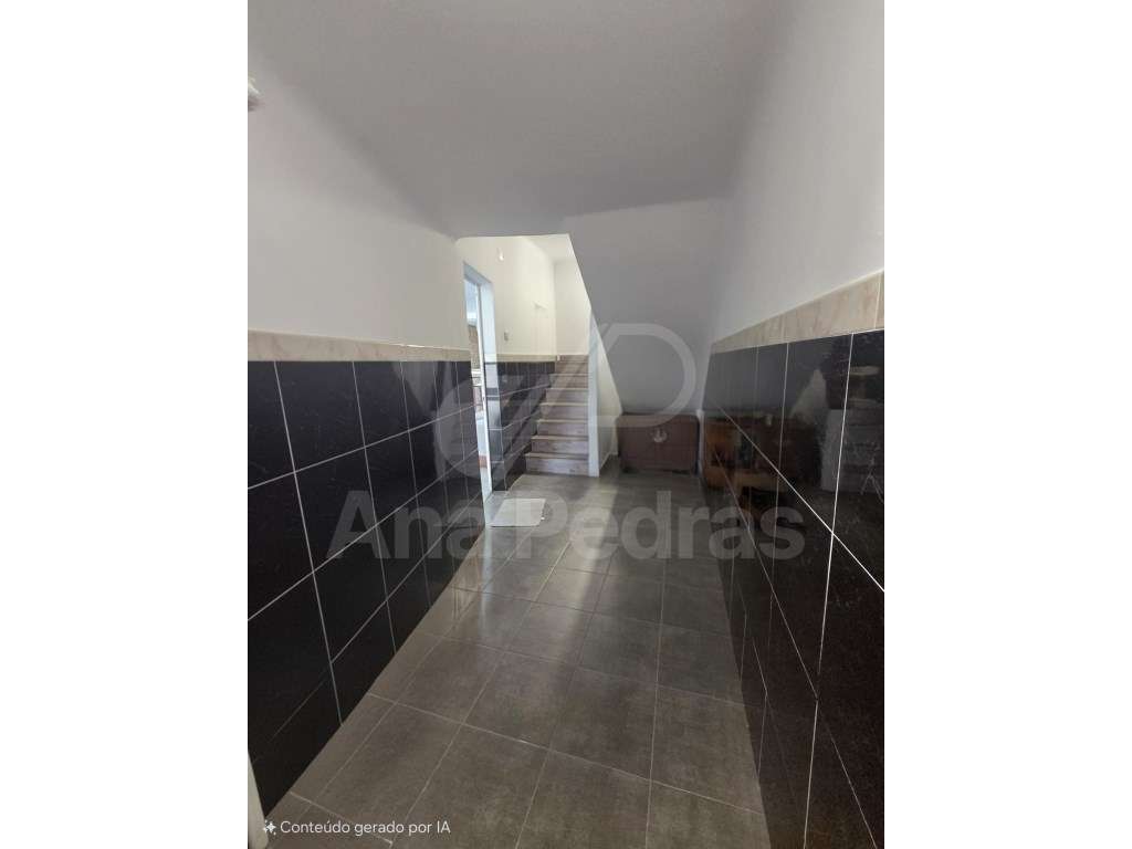 Moradia Bi-Familiar Totalmente Remodelada com Logradouro e Elevado ...-50