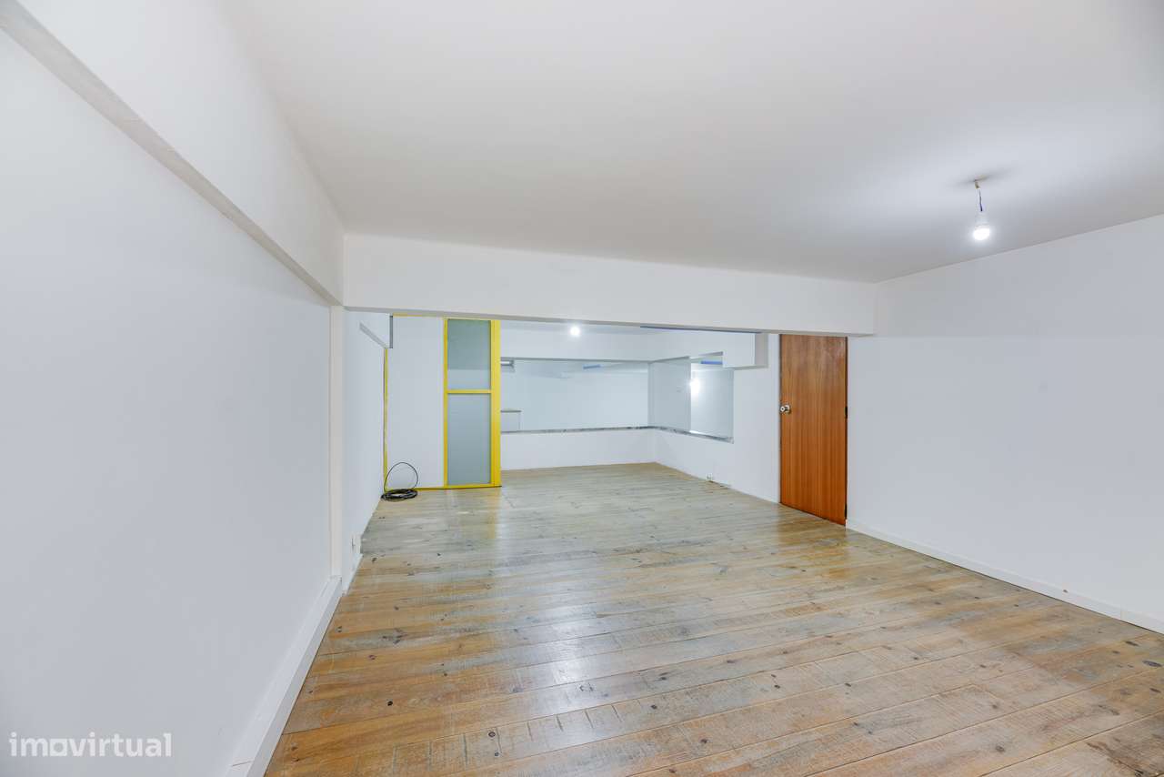 ESPAÇO COMERCIAL REMODELADO | PRONTO A FUNCIONAR | SACAVÉM-17