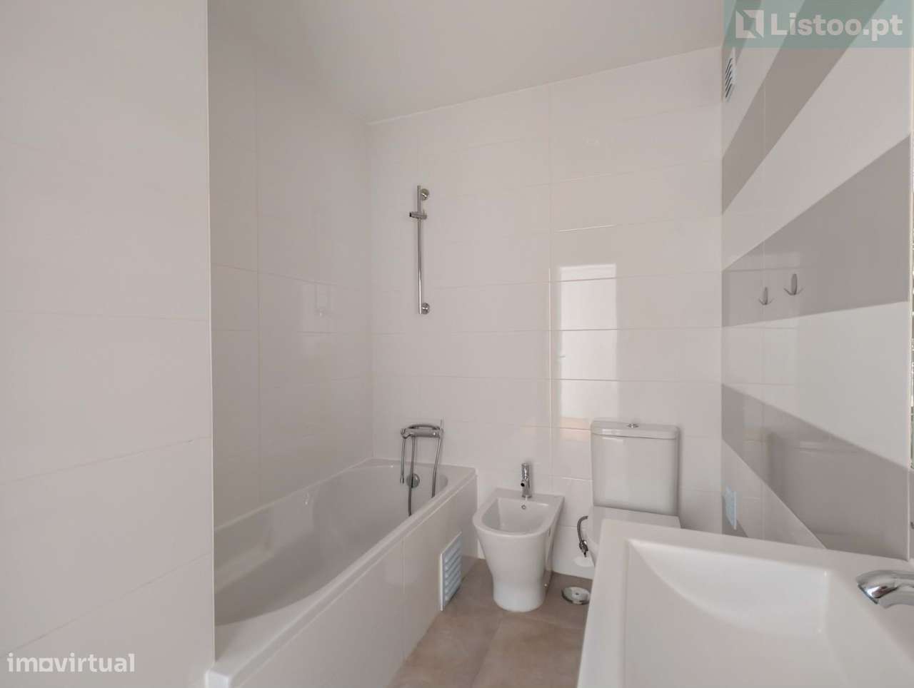 T2 Alvalade com Terraço e Garagem-26