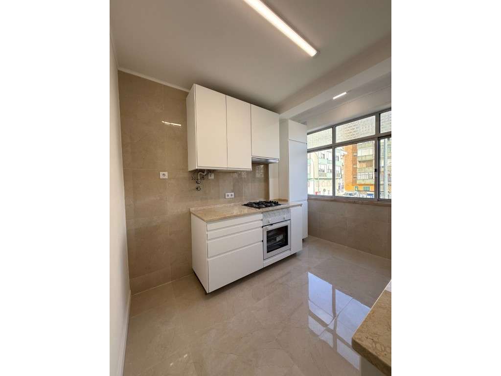 Apartamento T3 na Damaia - Excelente Localização junto à Estação - Grande imagem: 2/25