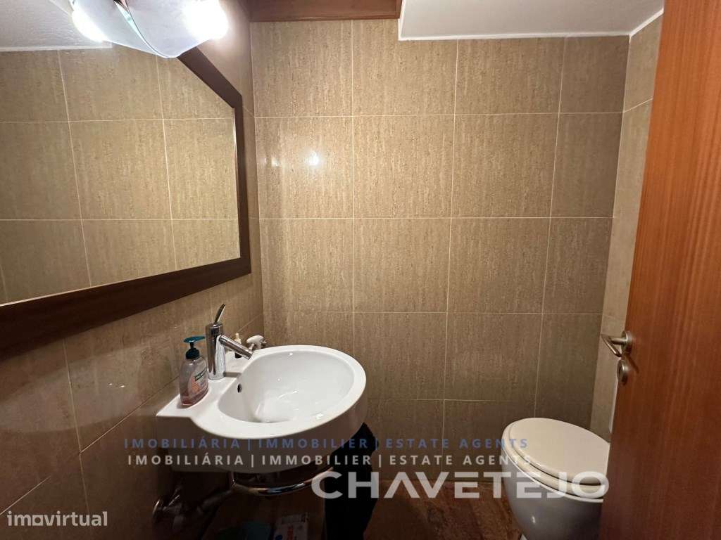 Duplex com 2 garagens e pátio com churrasqueira a poucos minutos da...-11