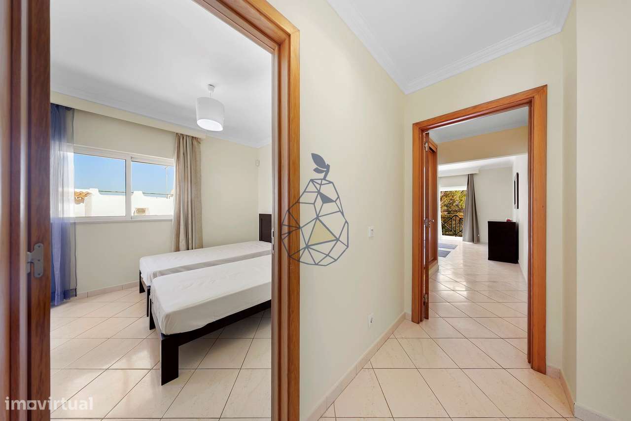 Moradia T5 com Piscina Privada, Jardim e 5 Suites em Montechoro, Albuf-36