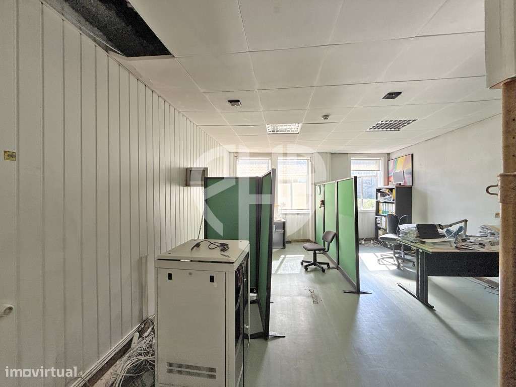 Edifício Comercial 2 Pisos // Rua do Padrão - Pedroso-25