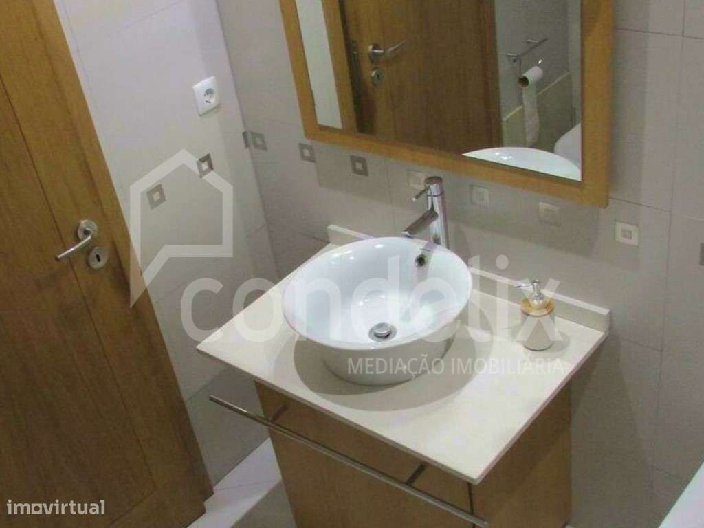 Excelente T2 perto do Arrábida Shopping para investidores-21
