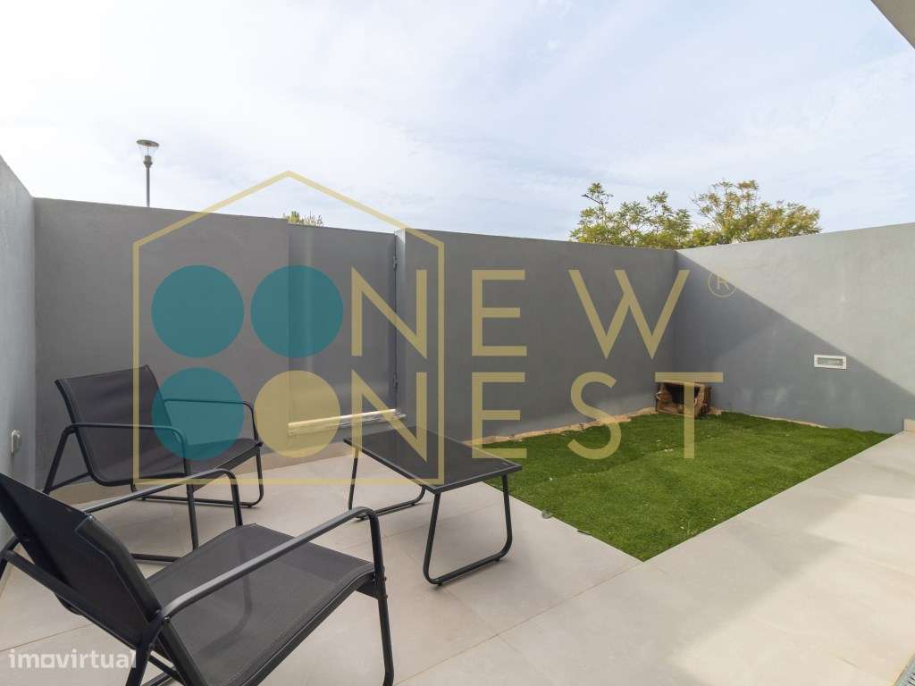 Moradia T3+1 em Banda como Nova com pátio e Vista Castelo de Palmel...-15