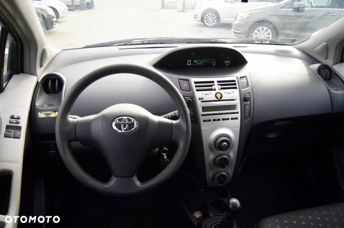 Toyota Yaris 1.0 Luna A/C - 11