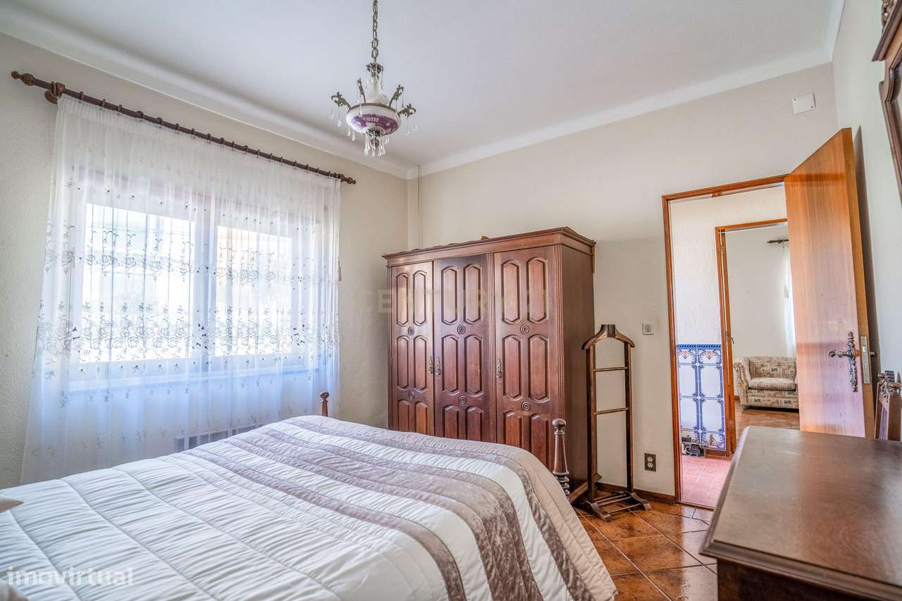 Moradia Bifamiliar com 2 Armazéns de Grande Dimensão-13