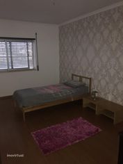 Quarto num apartamento recente no Barreiro