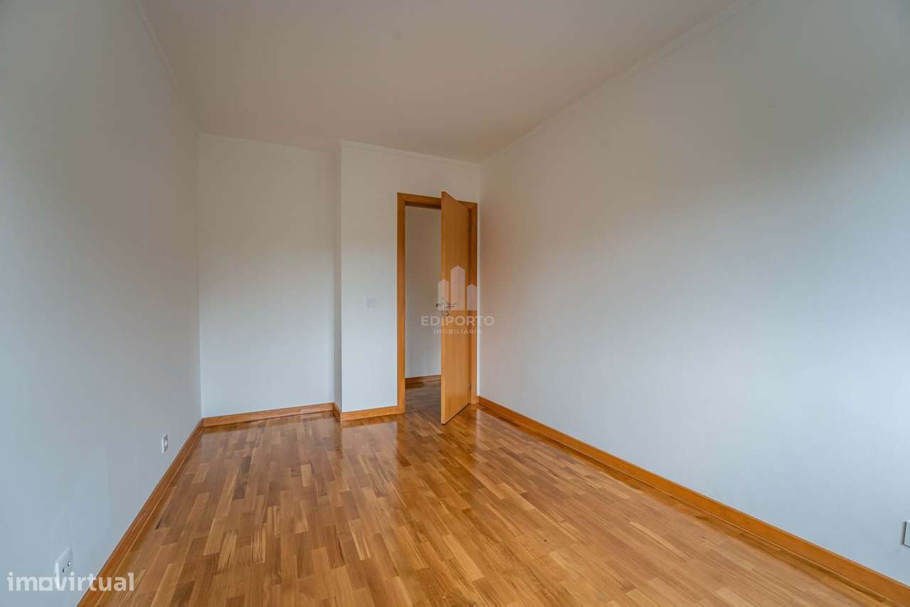 T3 Renovado | 2 Frentes | Varanda | Garagem e Arrumos – Porto junto à-18