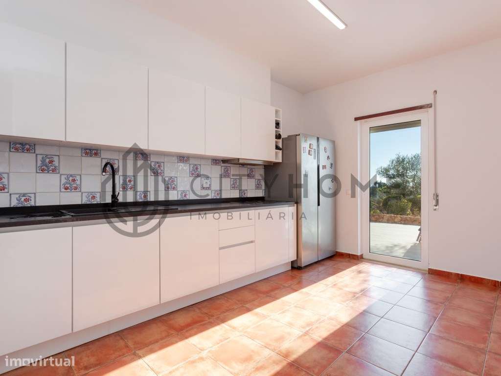 Moradia T4 com piscina infinita em terreno amplo em Silves-8