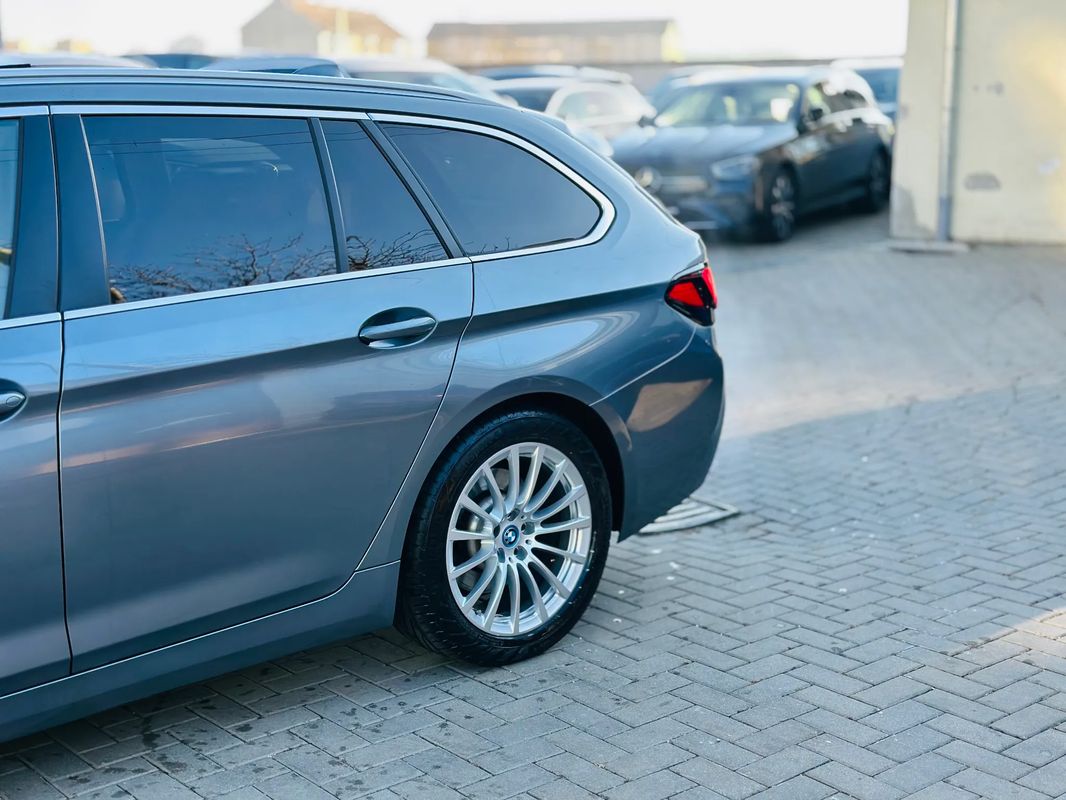 BMW Seria 5 530e xDrive Touring Aut. - 39