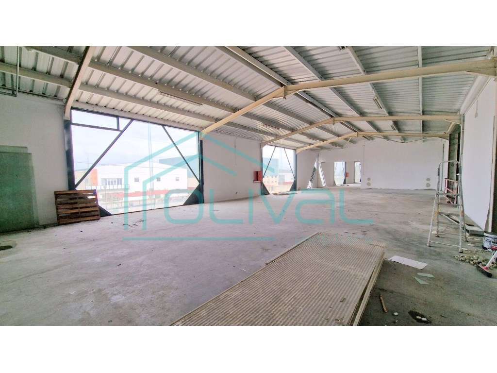 Armazém inserido em zona industrial - Grande imagem: 2/15