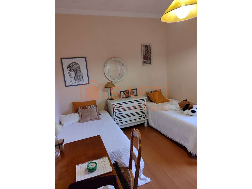 Moradia T5 com Piscina + Garagem para 3 Carros Oportunidade Imperdível-24