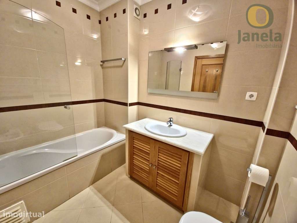 T2 grande com muita luz, duas varandas e boa localização em Faro-20