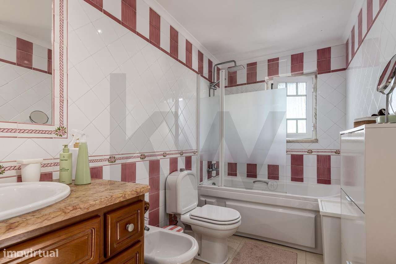 Moradia T4 Independente com Jardim – A 12 min a pé da Praia e 35 min d-52