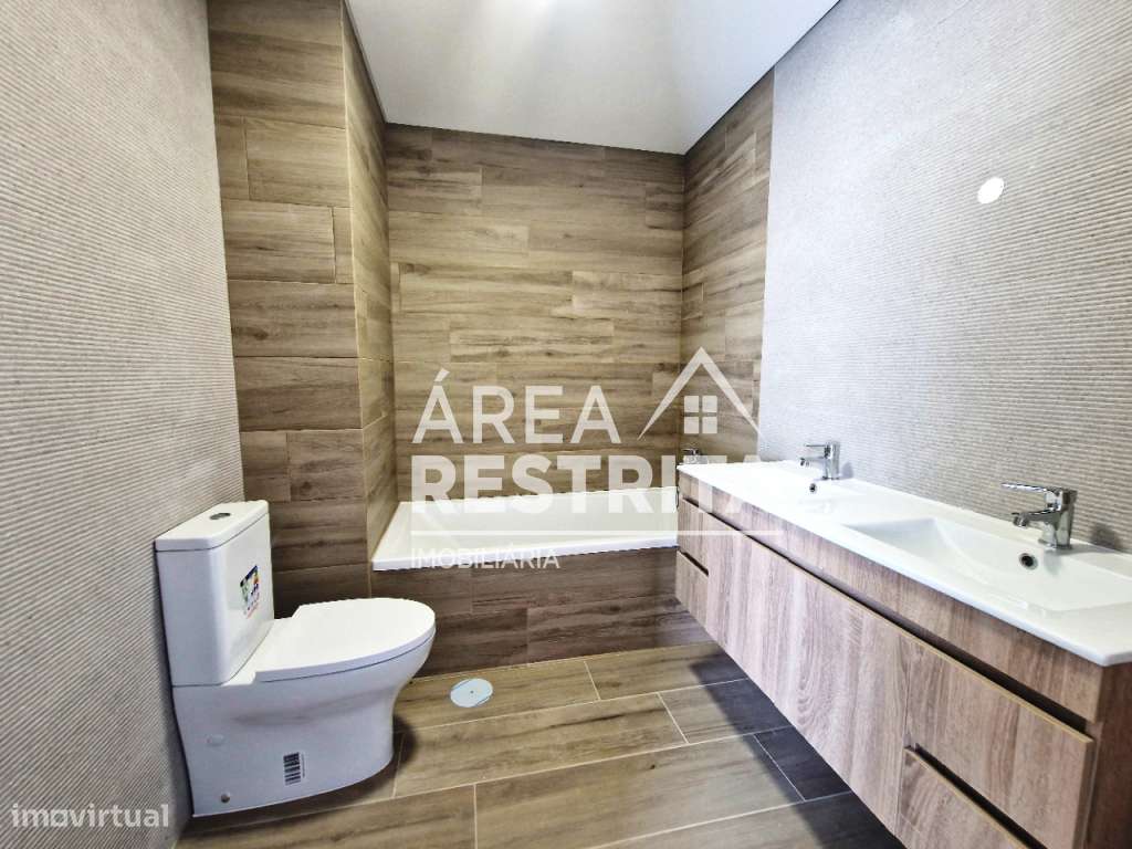 MORADIA T3 GEMINADA COM GARAGEM E TERRAÇO SUPERIOR NA QUINTA DO CONDE-13