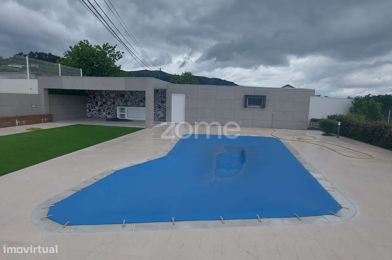 Moradia Térrea V3 com Piscina, Garagem e Terreno de 1.990 m² – Bust...-25