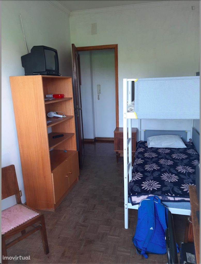 562062 - Quarto com cama de solteiro, com varanda, em apartamento...