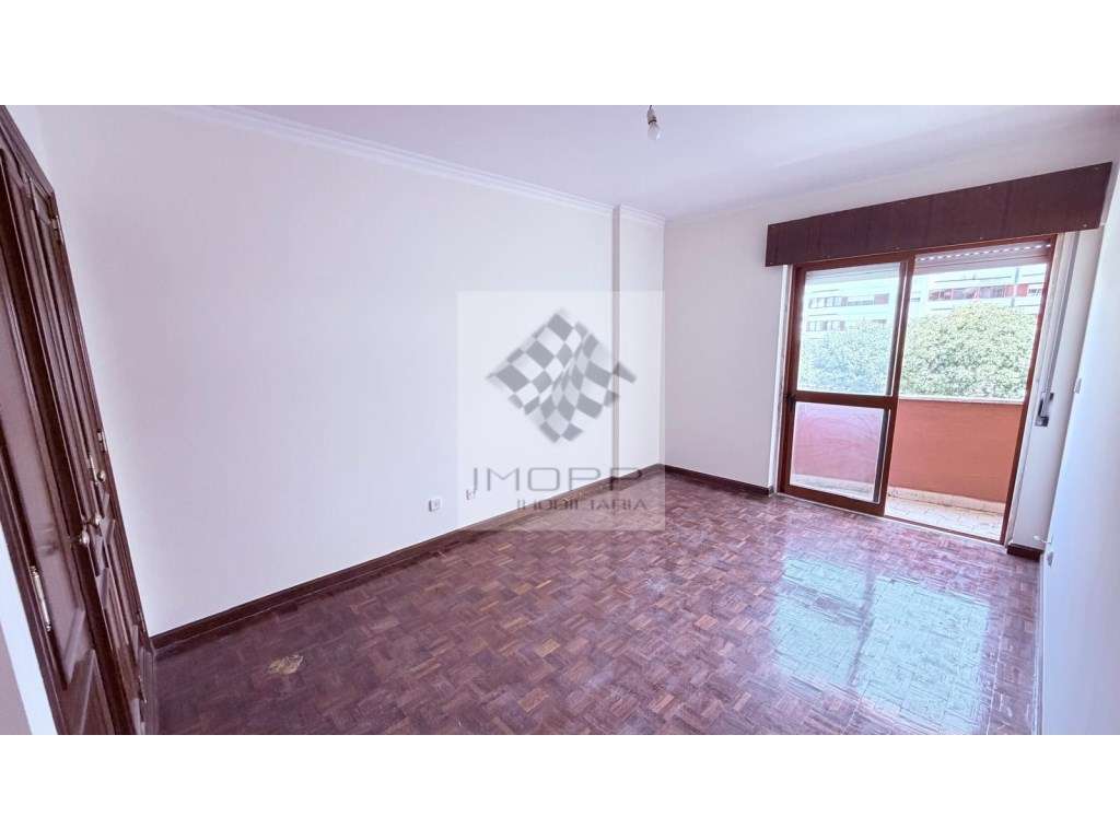 Fabuloso apartamento T2 na Cavaleira com parqueamento-16