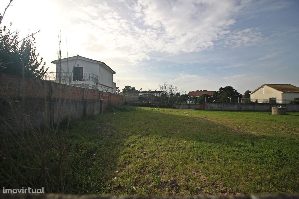 Terreno urbano com 703m2 em Fernão Ferro