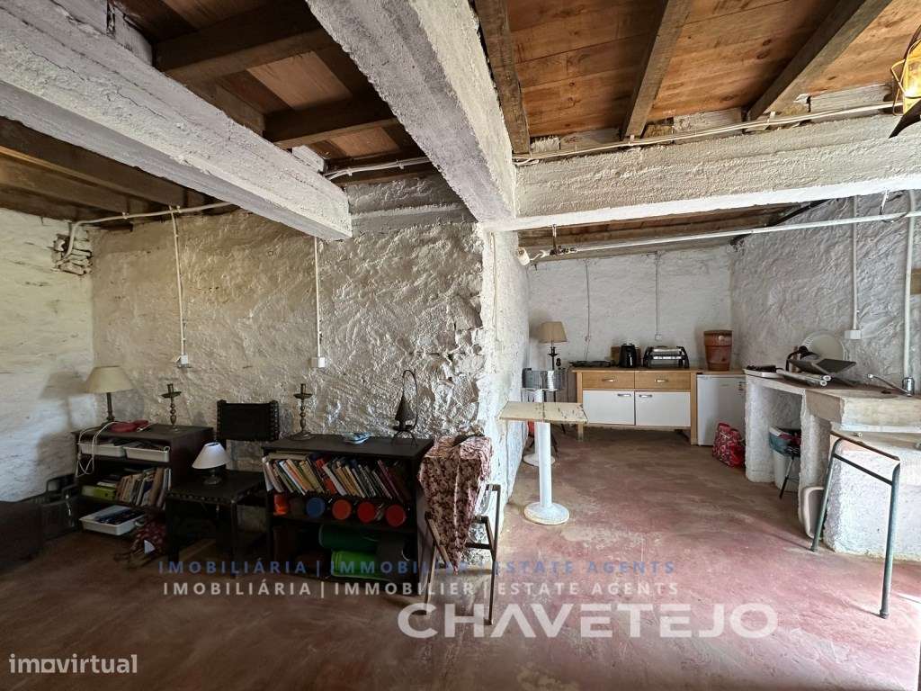 Quintinha com duas casas de campo e uma arrecadação a cerca de 4 km...-7