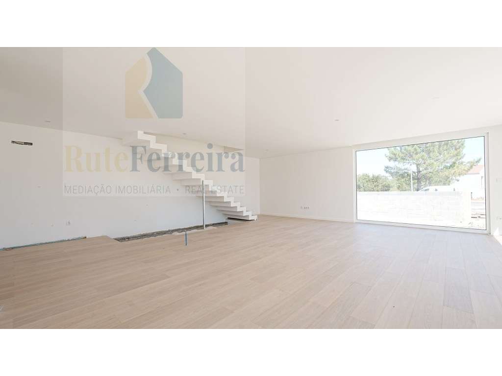 Moradia de design contemporâneo e inovador na Portela da Vila, Torr...-13