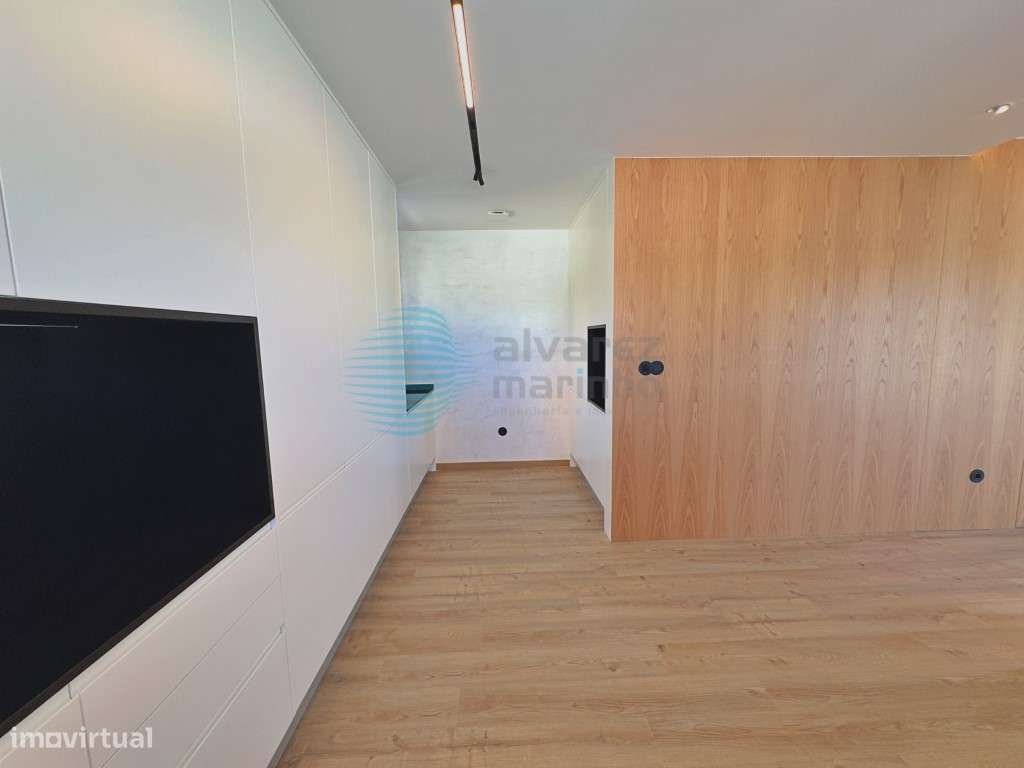 Moradia T4 Independente de Design Contemporâneo com Piscina e Garagem-6