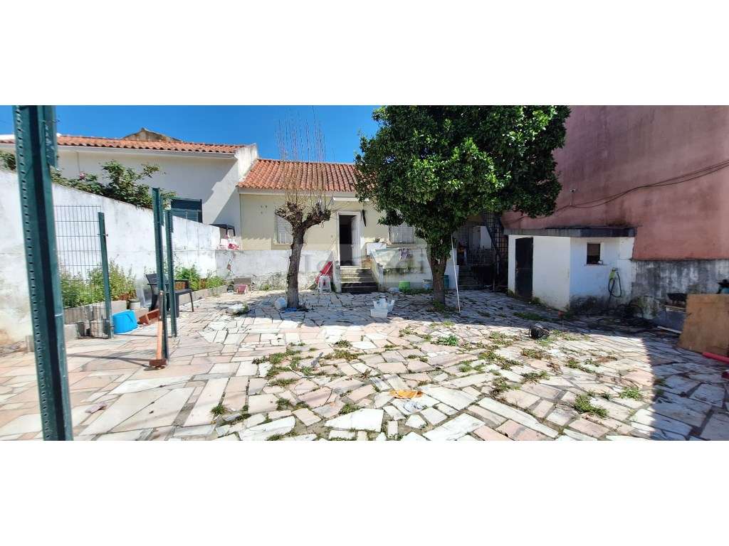 Moradia T2+1 com logradouro-0