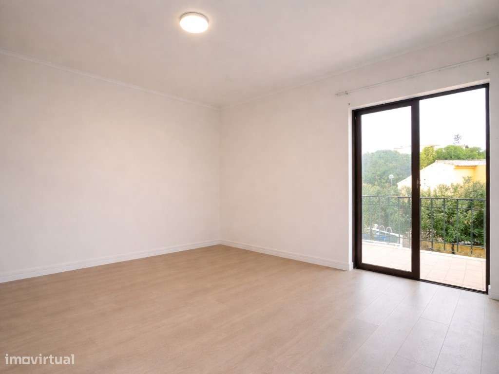 T2 com terraço e varanda | Totalmente renovado-10