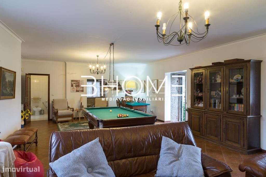 Propriedade com Casa em Pedra, T6, com piscina e campo de jogos-9