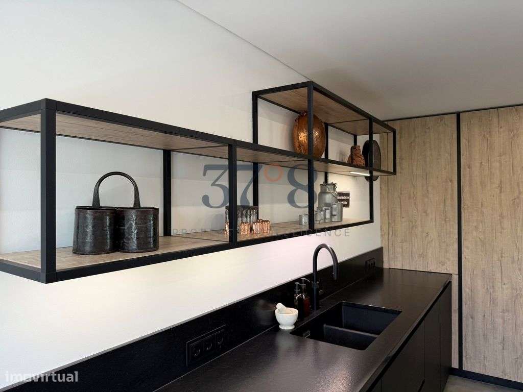 Uma vivenda de 4 quartos com piscina, num terreno de 2 hectares a 10 m-8