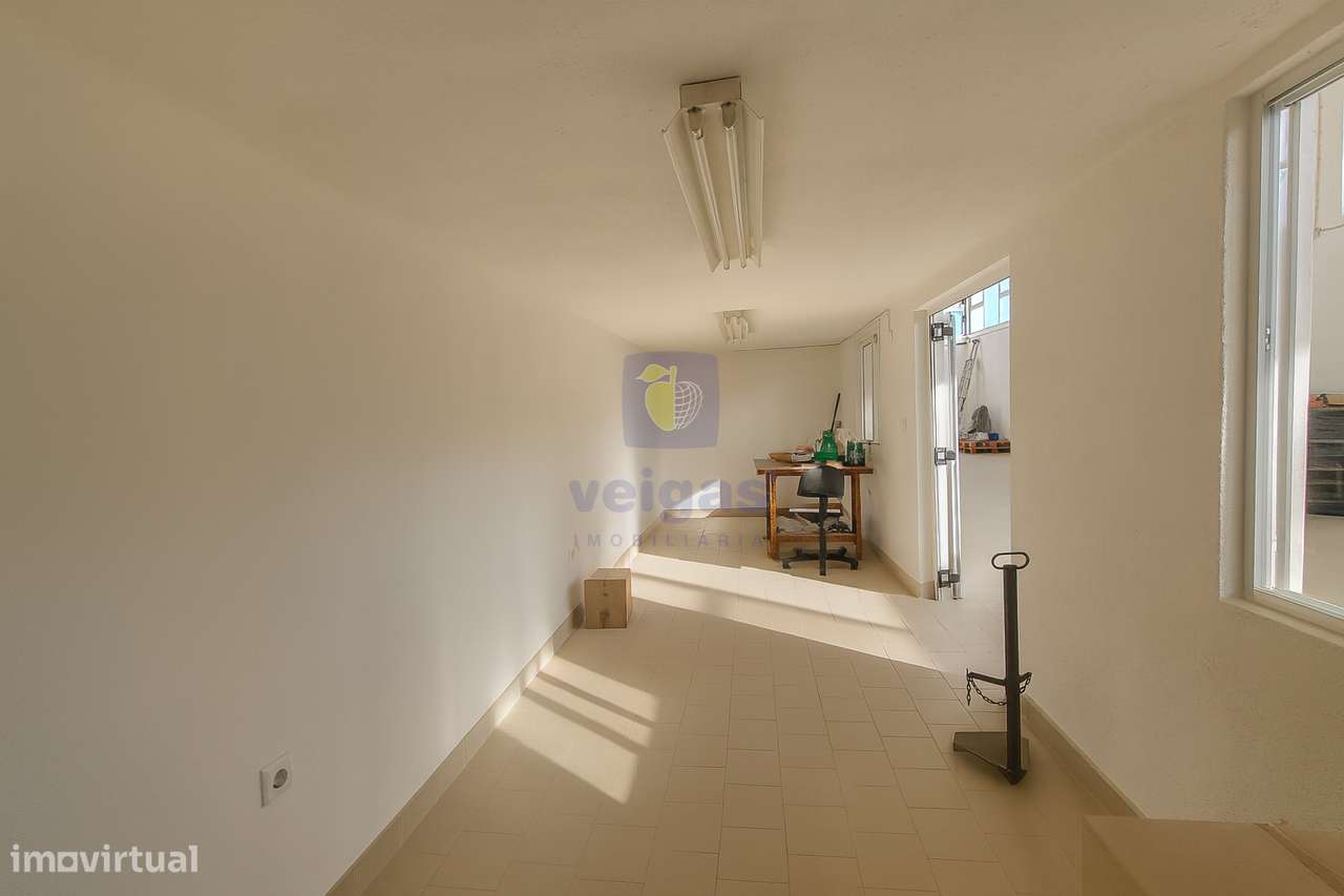 Armazém 496 m² com Escritórios, Copa, Cais de Carga e Espaço para Mont - Grande imagem: 4/47