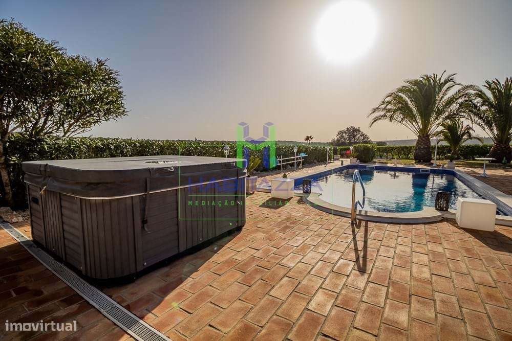 Fantástica Moradia Térrea T3+1, com piscina, grande jardim, e garagem,-12