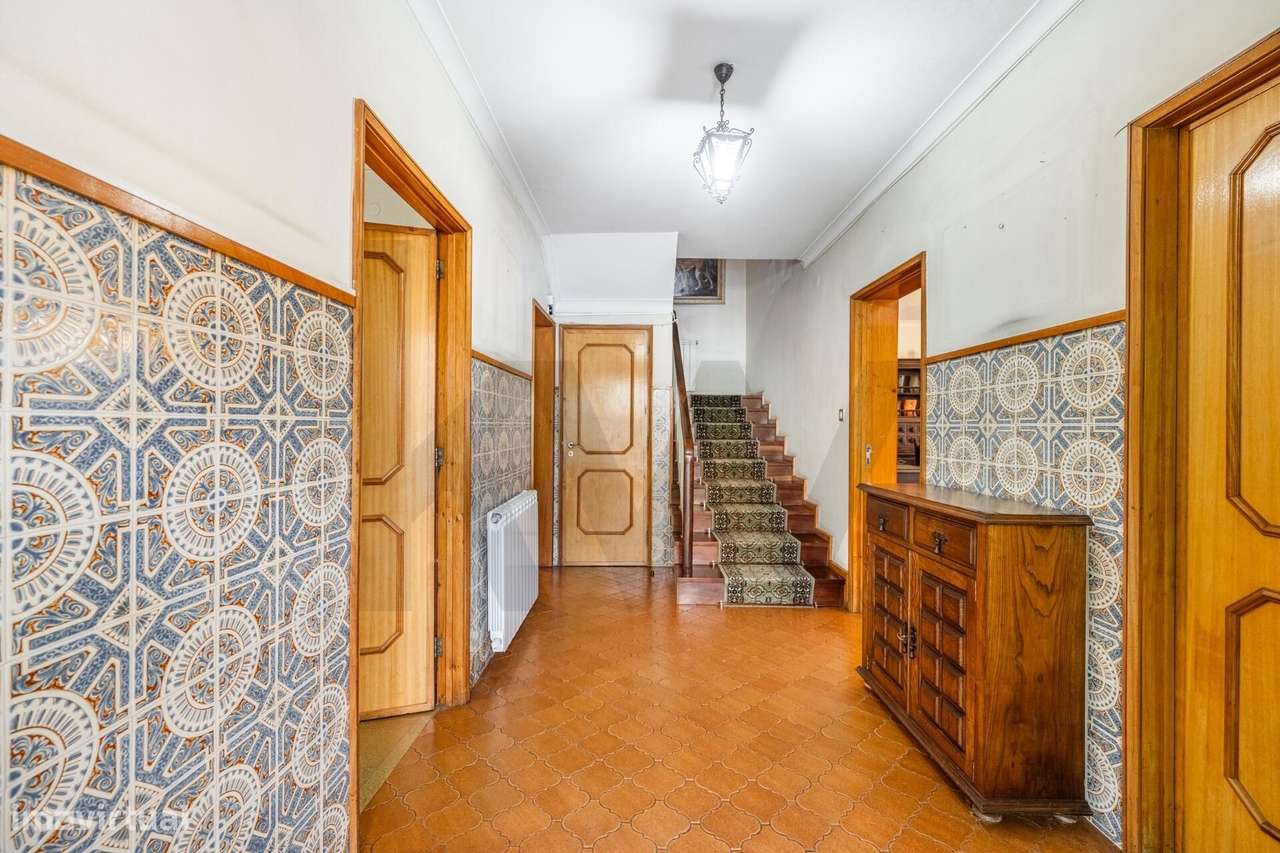 Moradia T4+1 com 3 Frentes em Oliveira do Douro | Excelente Localizaçã - Grande imagem: 4/32